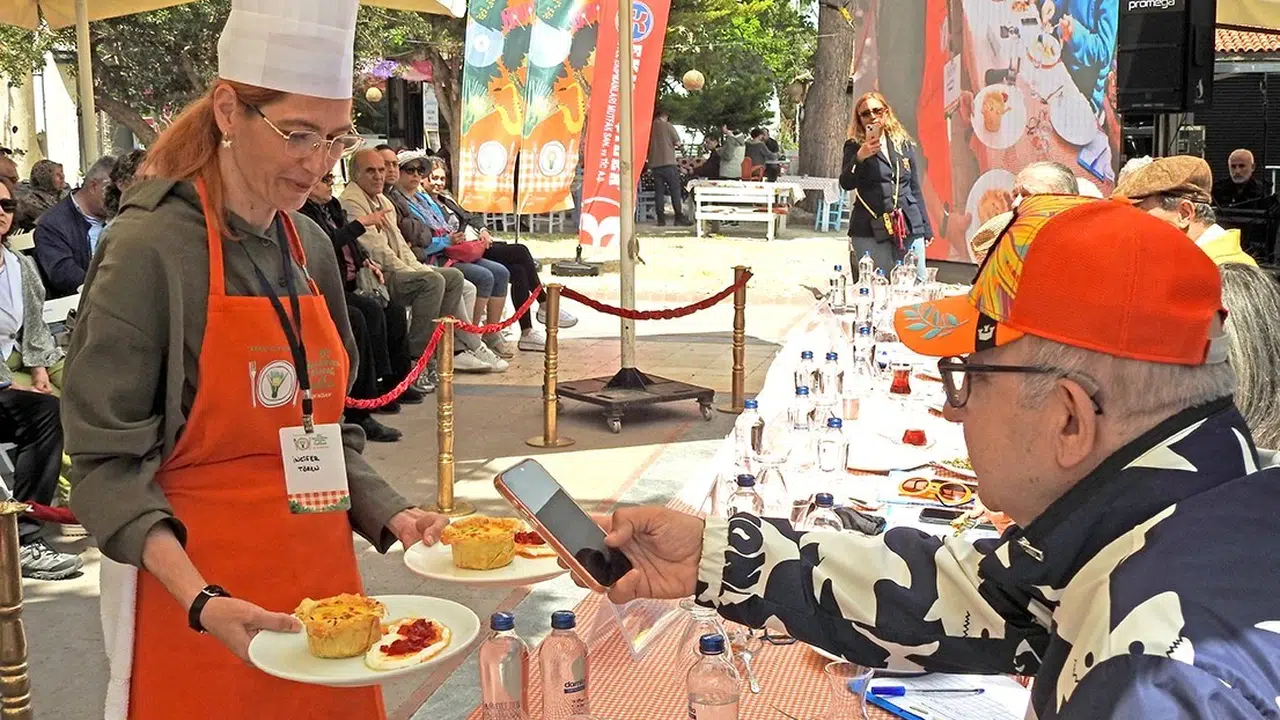 Alaçatı’da lezzet rüzgarı: Körmen otlu somon jüriyi büyüledi, birincilik kürsüsüne çıktı