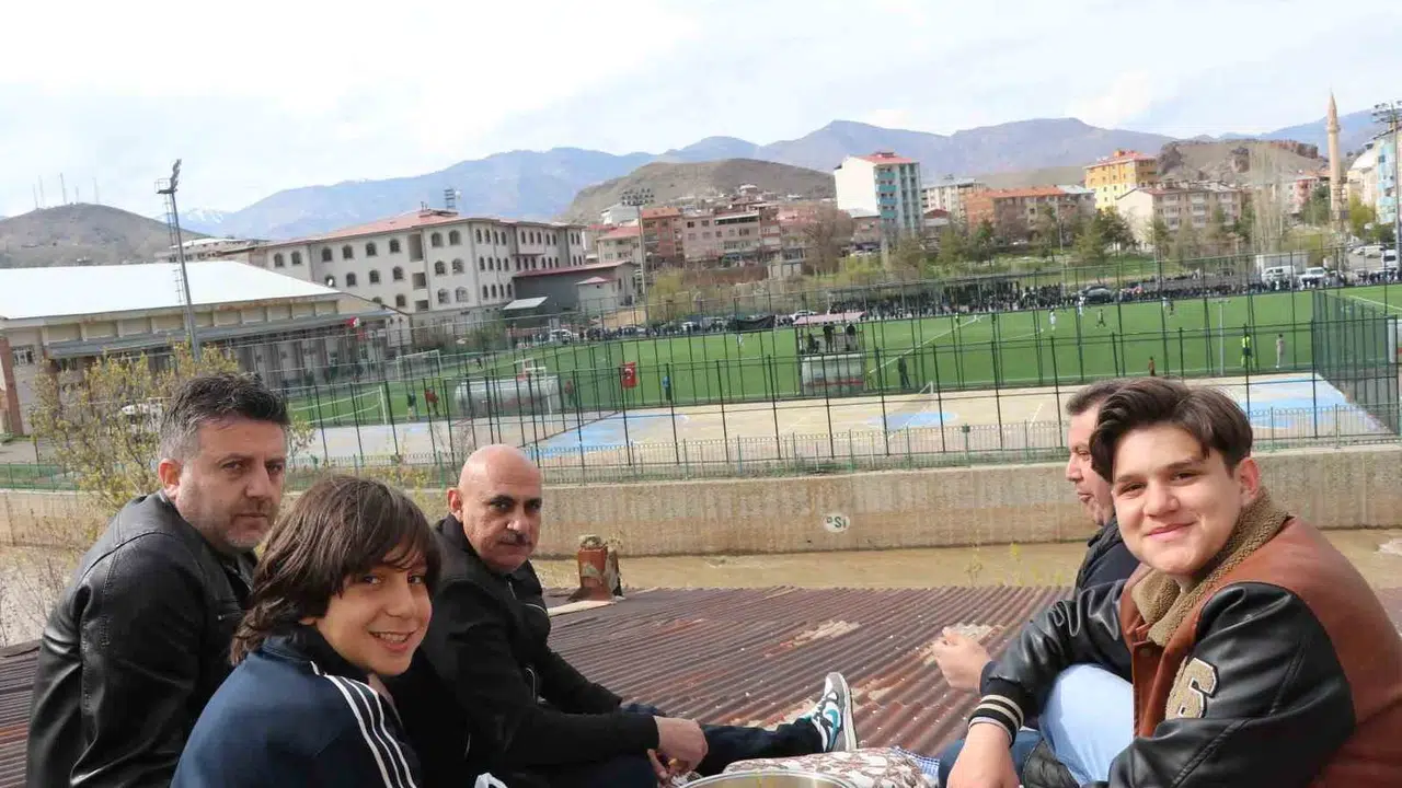 Tribünler yetmedi, çatıya çıktılar: Oltu'da maç keyfi kaygana ile birleşti