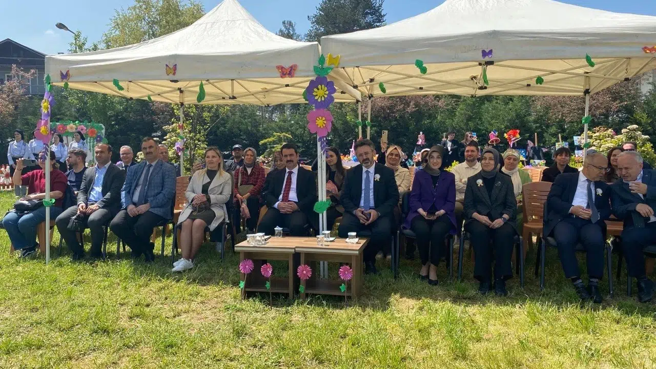 Düzce’de minik eller 23 Nisan için fırçaya sarıldı: Hayaller kağıtlara döküldü