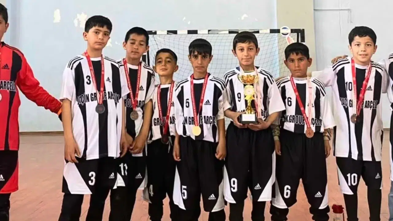 Patnos'ta şampiyonluk coşkusu: Minik ayaklar kupayla döndü, okul bahçesi bayram yerine döndü