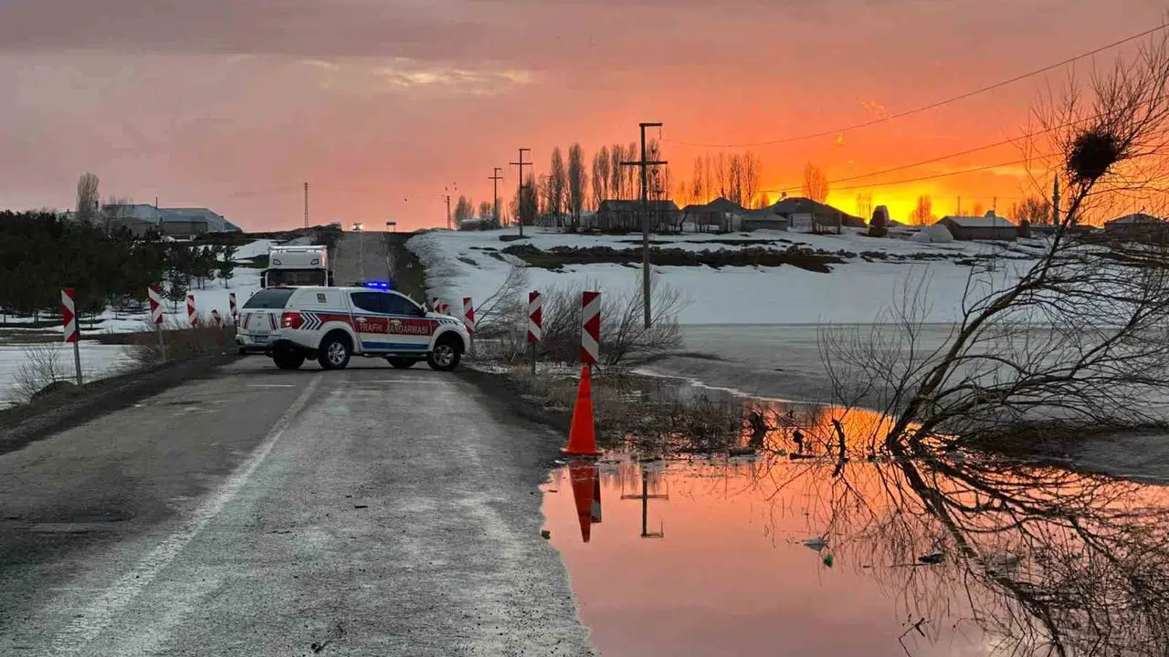 Erzurum'da bahar kabusu: Eriyen karlar göleti taşırdı, ulaşım durma noktasına geldi