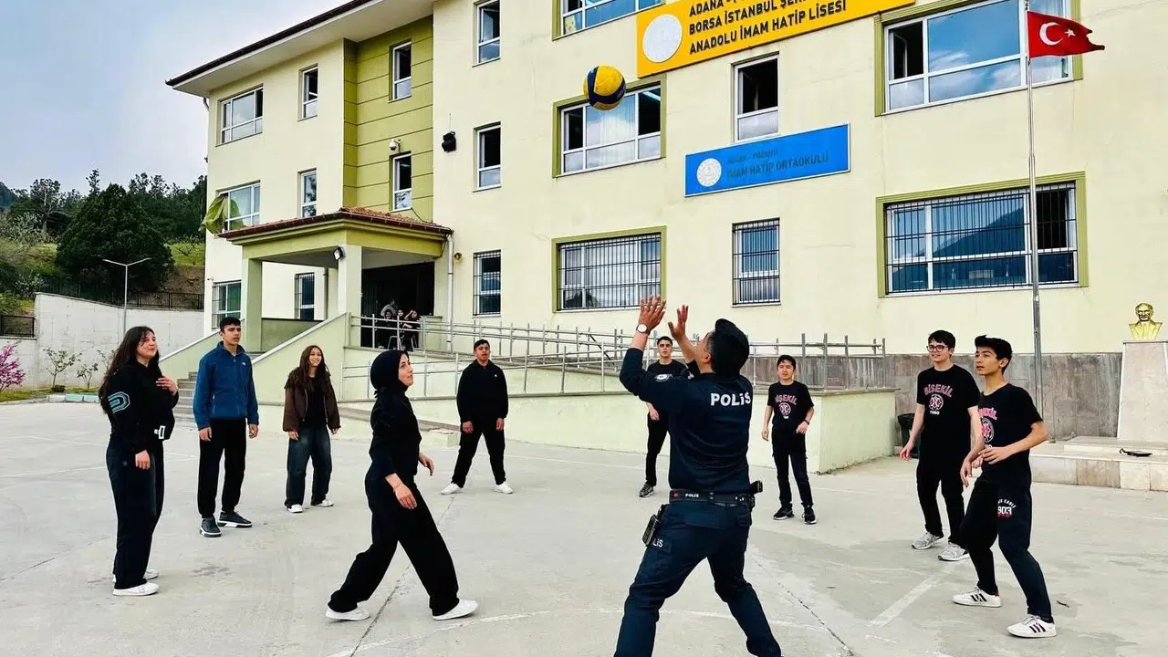 Saha kenarından voleybol maçına: Pozantı’da polisten gençlere unutulmaz jest