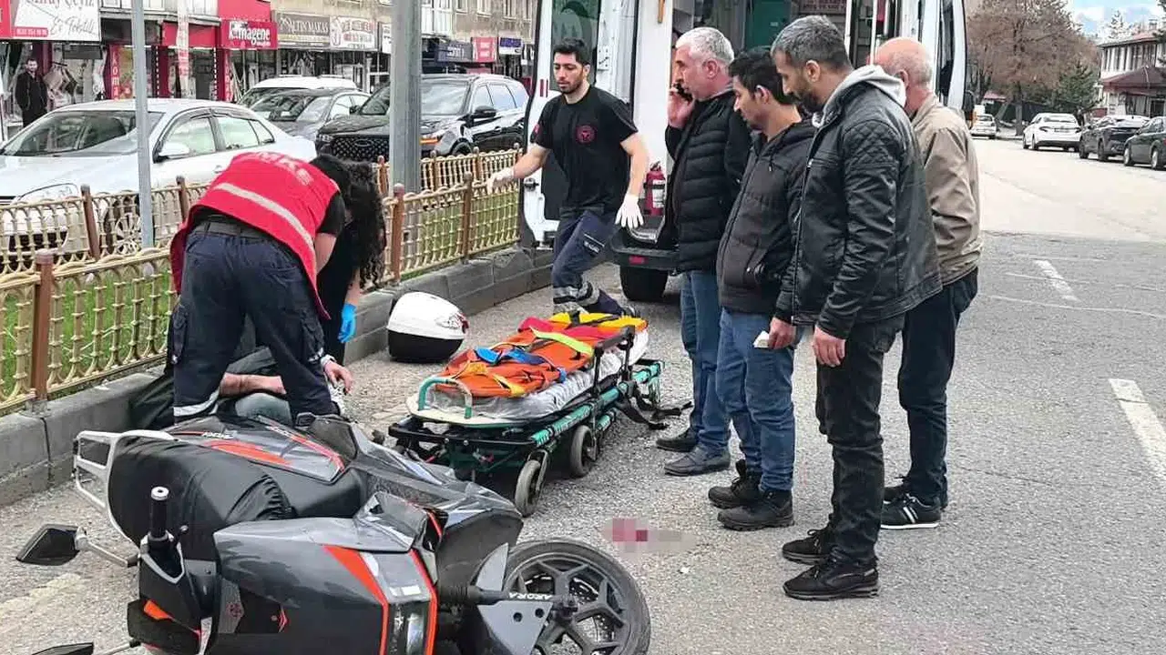 Erzurum'da trafik kazası: Kavşakta motosiklet otomobile çarptı, sürücü hastanelik oldu