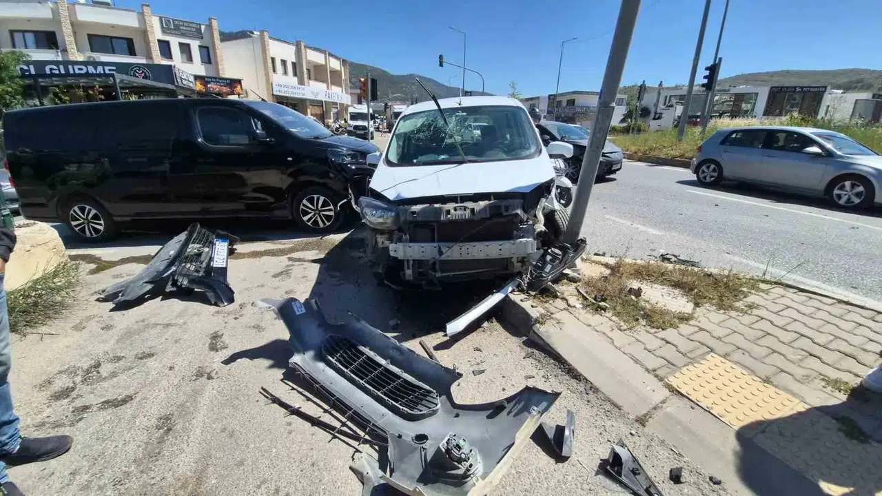 Bodrum'da zincirleme kaza: Sahil Güvenlik aracı kontrolden çıktı, 2 personel yaralandı