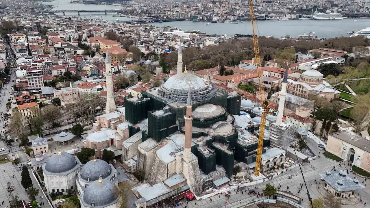 Ayasofya’nın zirvesinde dev operasyon: 1500 yıllık kubbe çelik kalkanla korunmaya alınıyor
