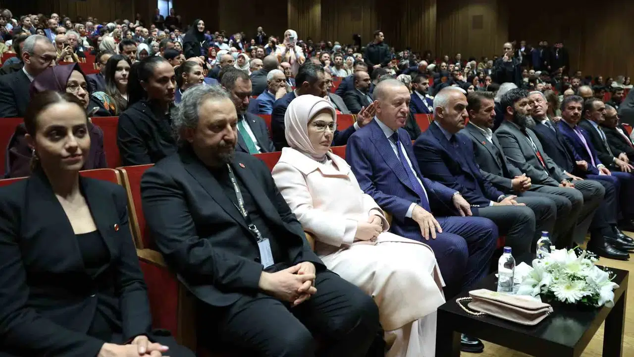 Kültür sanat dünyasının gözü Beyoğlu’ndaydı: Cumhurbaşkanı Erdoğan  Bir Adam Yaratmak  galasında