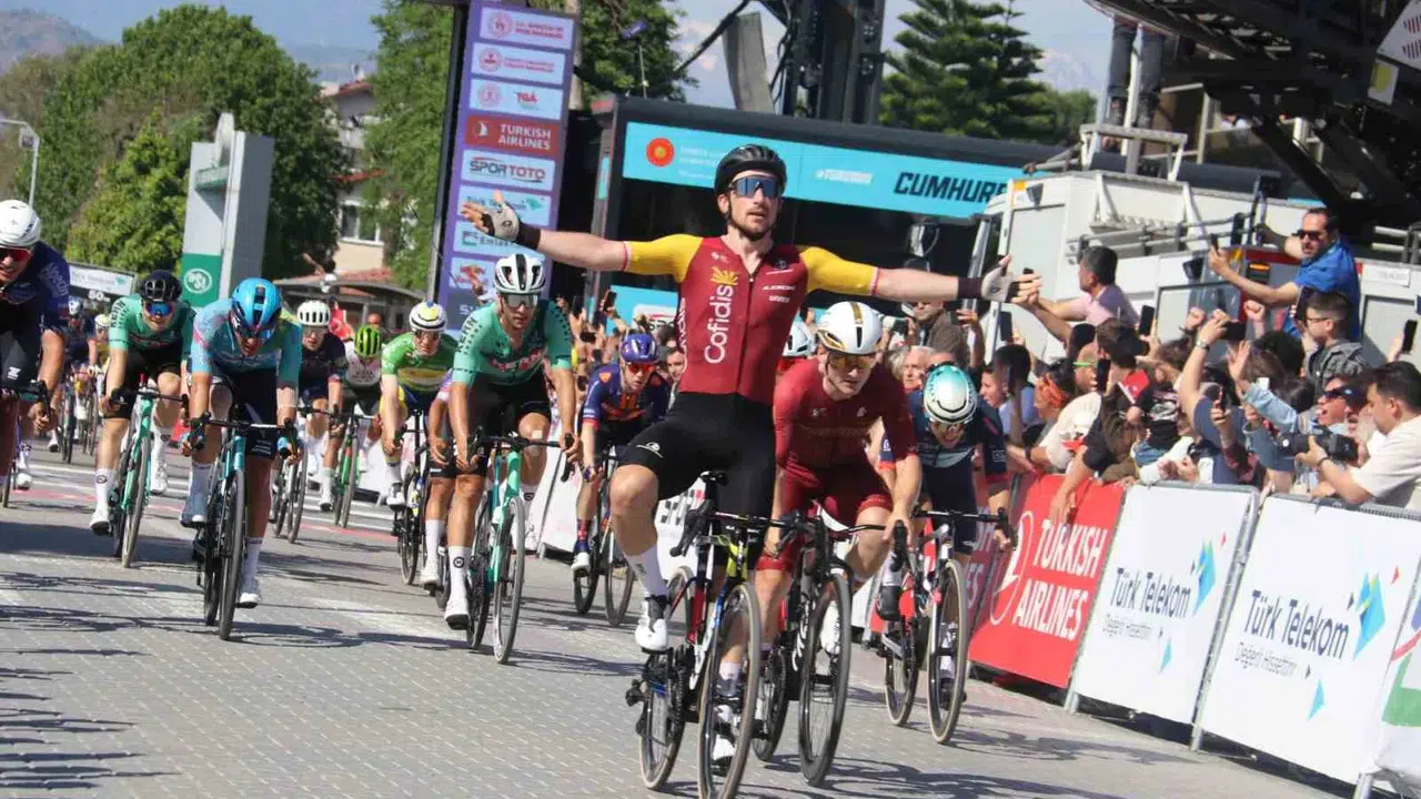 Marmaris'ten Fethiye'ye uzanan zafer: Aniolkowski sprintte rakiplerini geride bıraktı