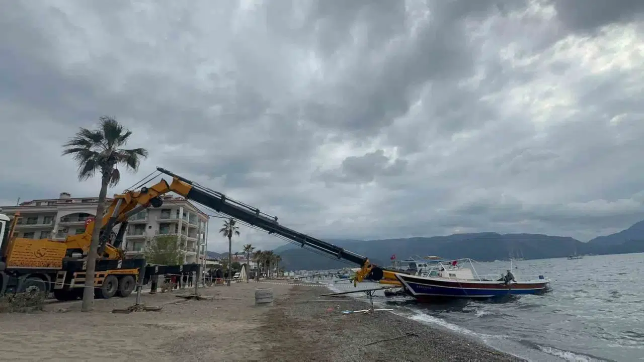Marmaris'te feci kaza: Tekne indirme işlemi sırasında kopan vinç kolu genç işçiyi hayattan kopardı