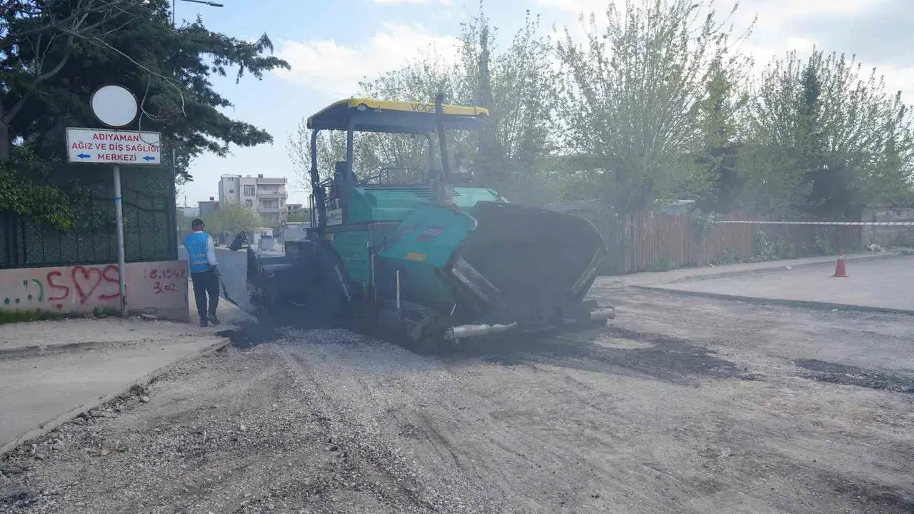 Depremin izleri siliniyor: Sümerevler Mahallesi’nde asfalt mesaisi bitti bitiyor