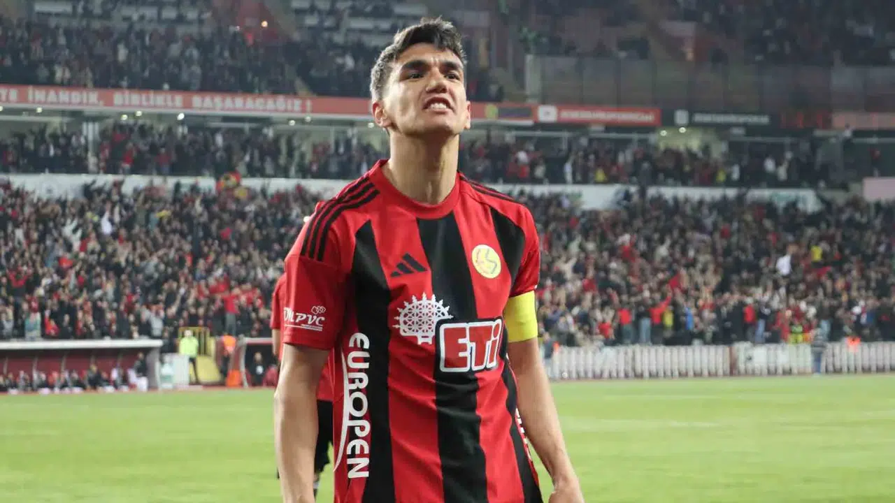 Eskişehir'de zafer gecesi: Kırmızı şimşekler play-off biletini üç golle kaptı