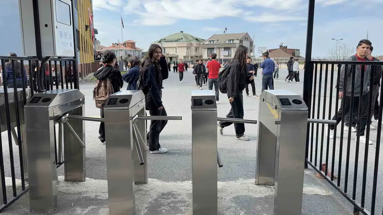 Arnavutköy'de velilerin gözü arkada kalmıyor: Okul kapısında dijital dönem başladı