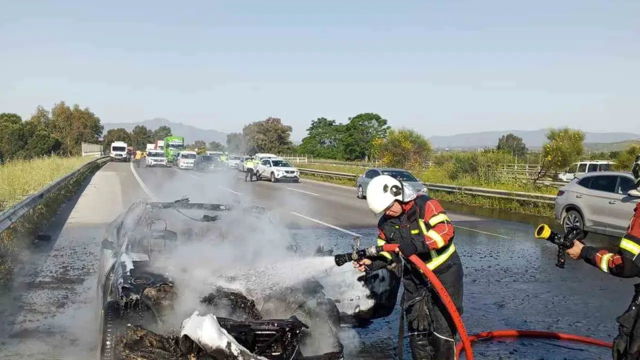 Otoyolda dehşet anları: Seyir halindeki otomobil bir anda alev topuna döndü