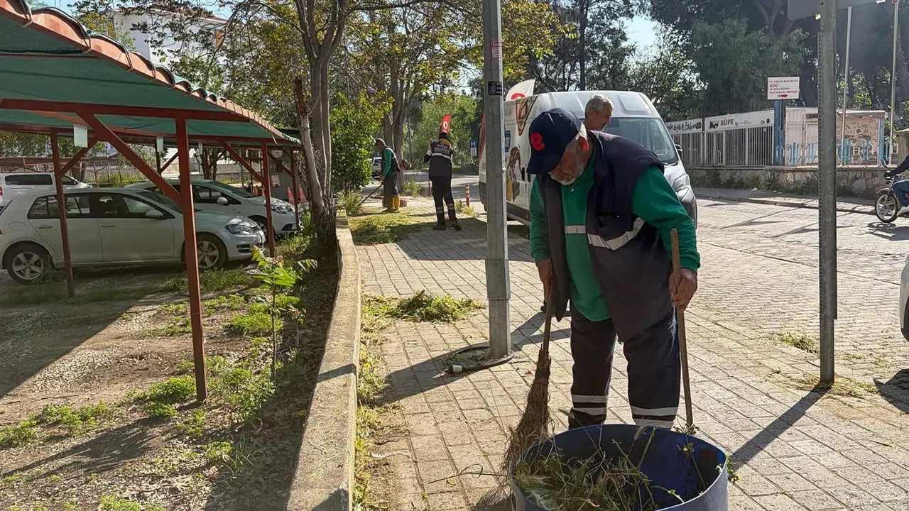 Efeler’de hummalı mesai: Belediye ekipleri hem yolları yeniledi hem de şehri güzelleştirdi