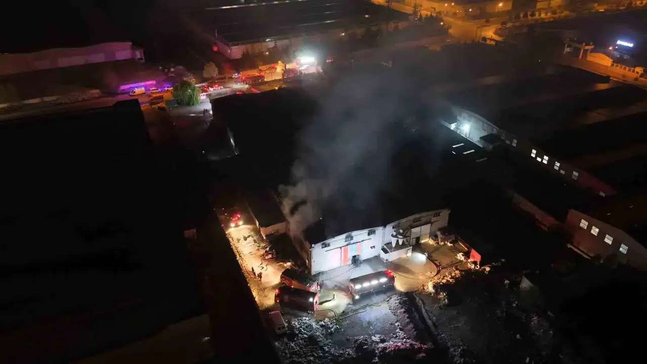 Kayseri'de korkutan yangın: Alevler fabrikaya hapsoldu