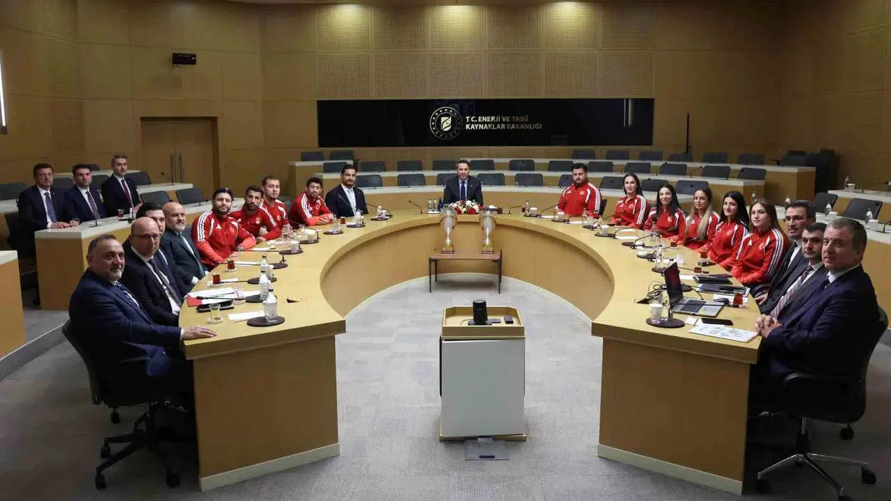 Minderin efeleri Bakanlıkta ağırlandı: Rıza Kayaalp ve şampiyonlar gurur tablosu oluşturdu