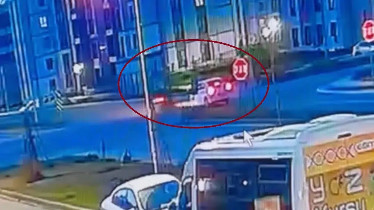 Diyarbakır'da dehşet anları: Kavşakta otomobile çarpan motosikletli metrelerce havaya uçtu