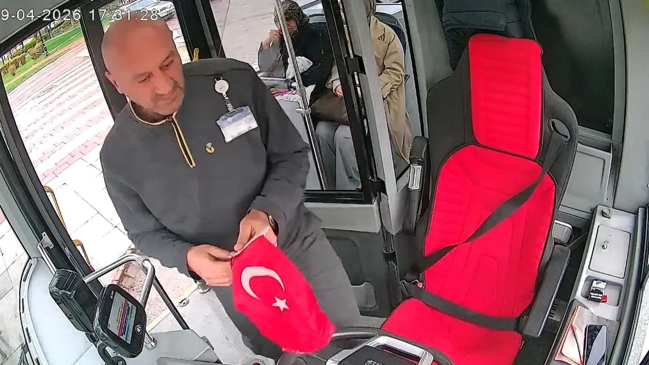 Malatya’da yürek ısıtan anlar: Yerdeki bayrağı görünce direksiyonu kırdı