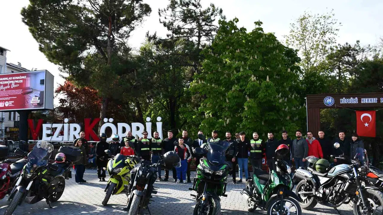 Vezirköprü’de 23 Nisan coşkusu: Motorcular bayram için kontak çevirdi