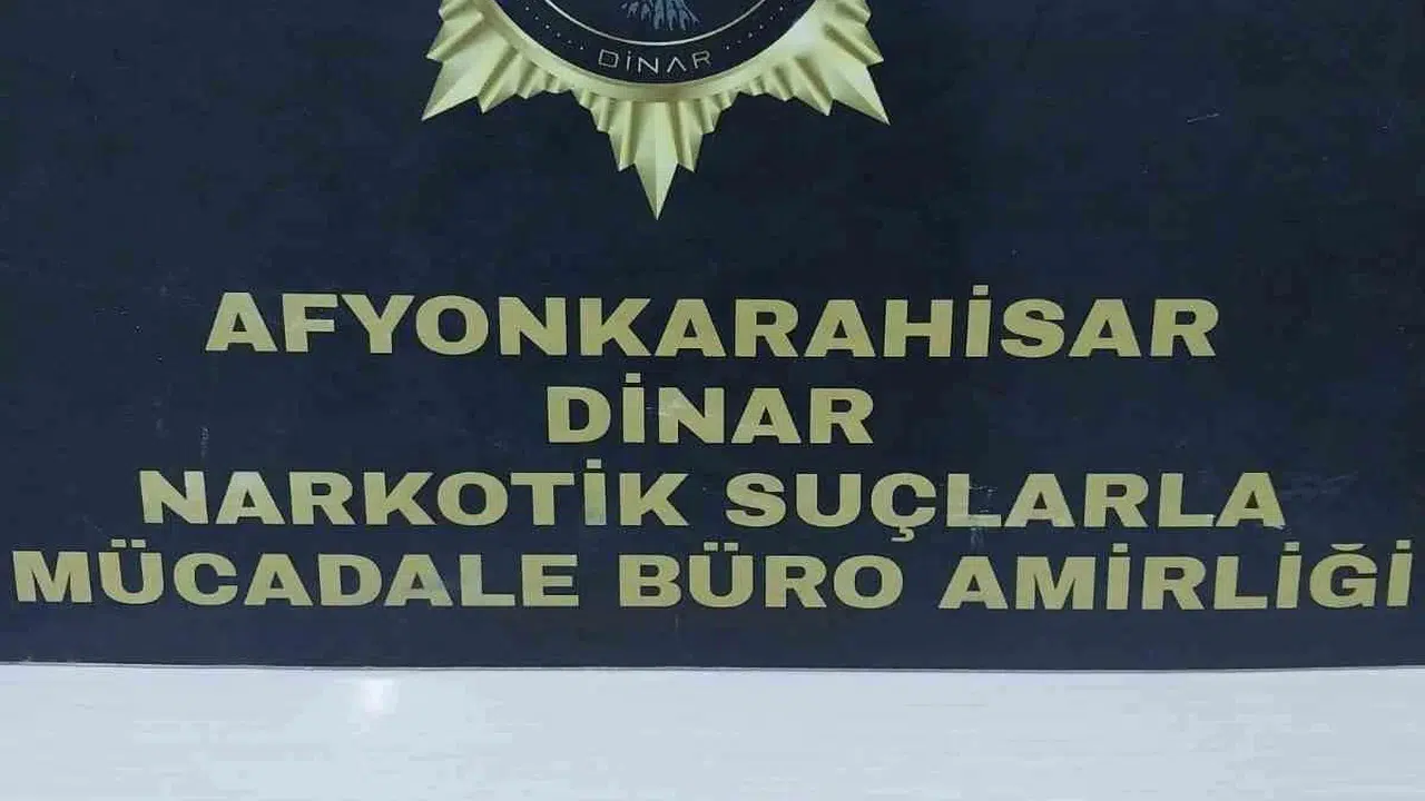 Afyonkarahisar’da şüpheli araç operasyonu: Peçeteye emdirilmiş uyuşturucuyla yakalandılar