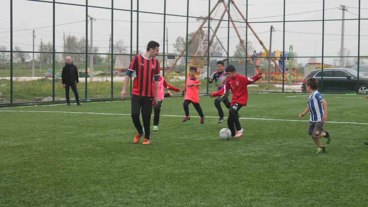 Kaymakamın sözü çocukları sahaya indirdi: Minik öğrencilerle ter döktü