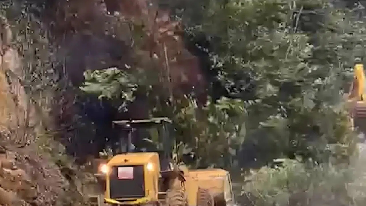 Ölümle burun buruna geldi: Rize'de heyelan temizliği yapan operatör saniyelerle kurtuldu