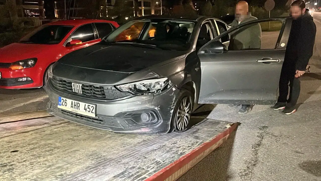 Polis barikatını hiçe sayıp dehşet saçtılar: Lastikleri patlatılarak durdurulan araçtan cephanelik çıktı