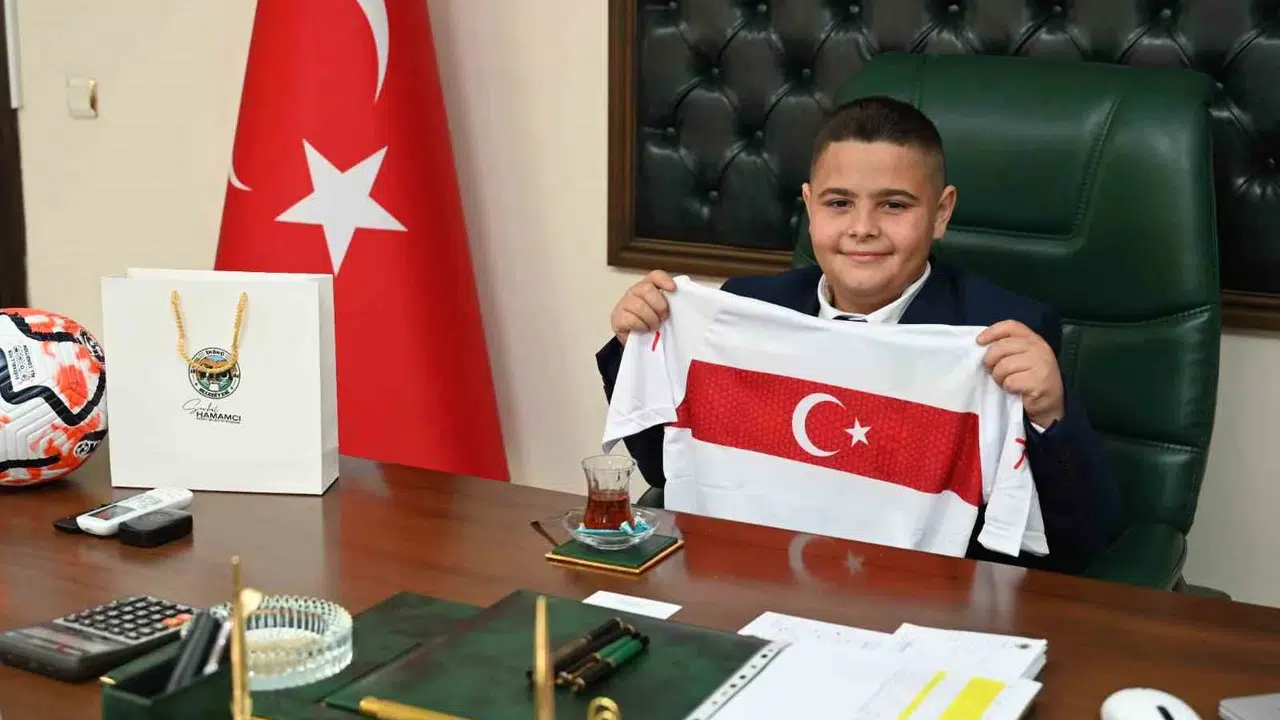 Koltukta minik bir başkan var: 23 Nisan coşkusu makam odasına taşındı