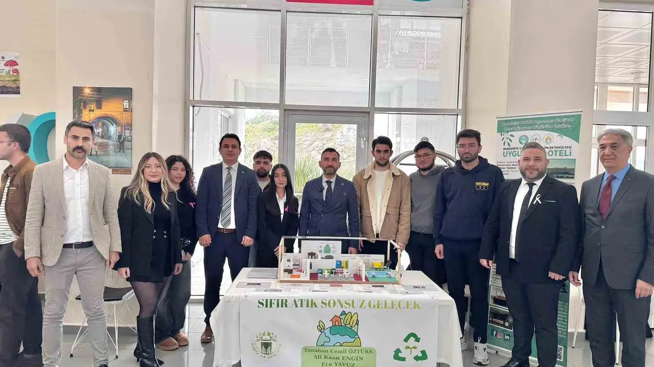 Çöpe gidecek kumaşlar sanat eserine dönüştü: Öğrencilerden sürdürülebilirliğe tam destek