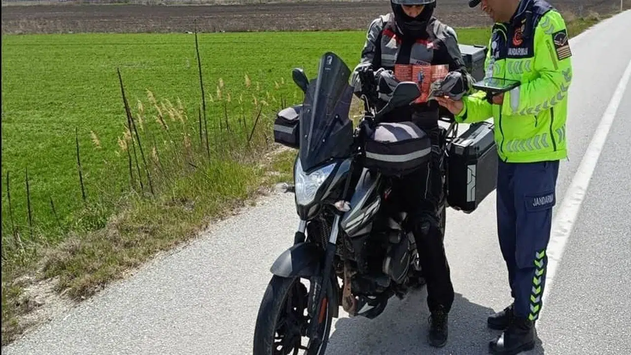 Kütahya yollarında sıkı takip: Jandarmadan motosikletlilere kapsamlı denetim