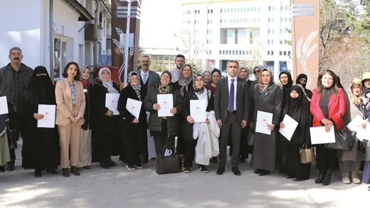 Erzurumlu kadınlar tarımda yeni bir dönemin kapısını aralıyor: Kırmızılahana ve kerevizle kazançlarını katlayacaklar