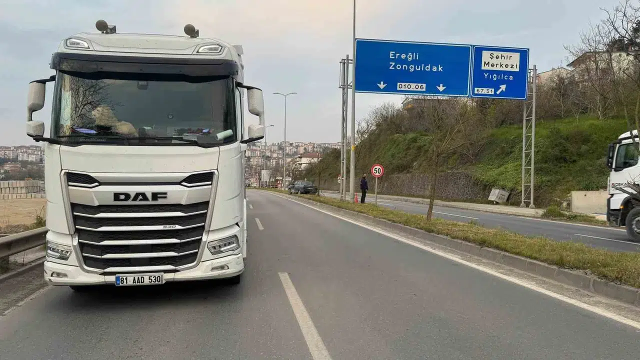 Tırın kör noktasında dehşet anları: Otomobil refüje uçtu, mucize eseri yara almadan kurtuldular