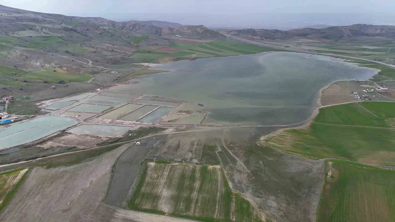 Kuraklıktan kurtuldu ama bu kez taşkın vurdu: Sivas’taki gölün son hali şaşırttı