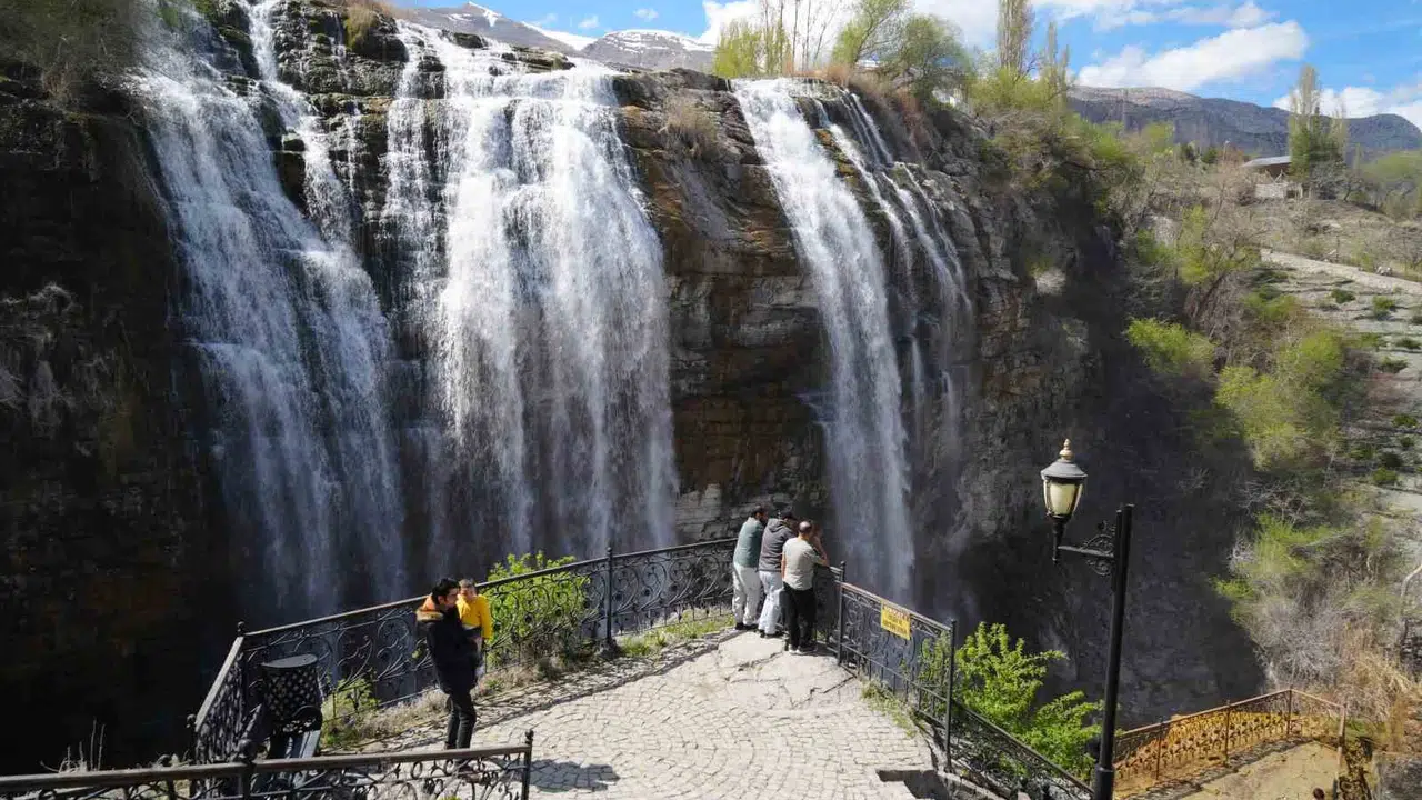 Doğa tutkunlarının yeni rotası: Tortum Şelalesi baharı coşkuyla karşıladı