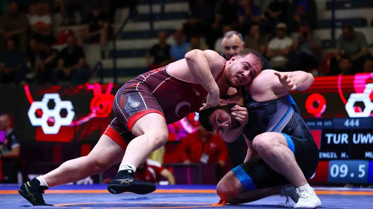 Minderde gurur gecesi: Hakan Büyükçıngıl Avrupa üçüncülüğü ile kürsüye çıktı