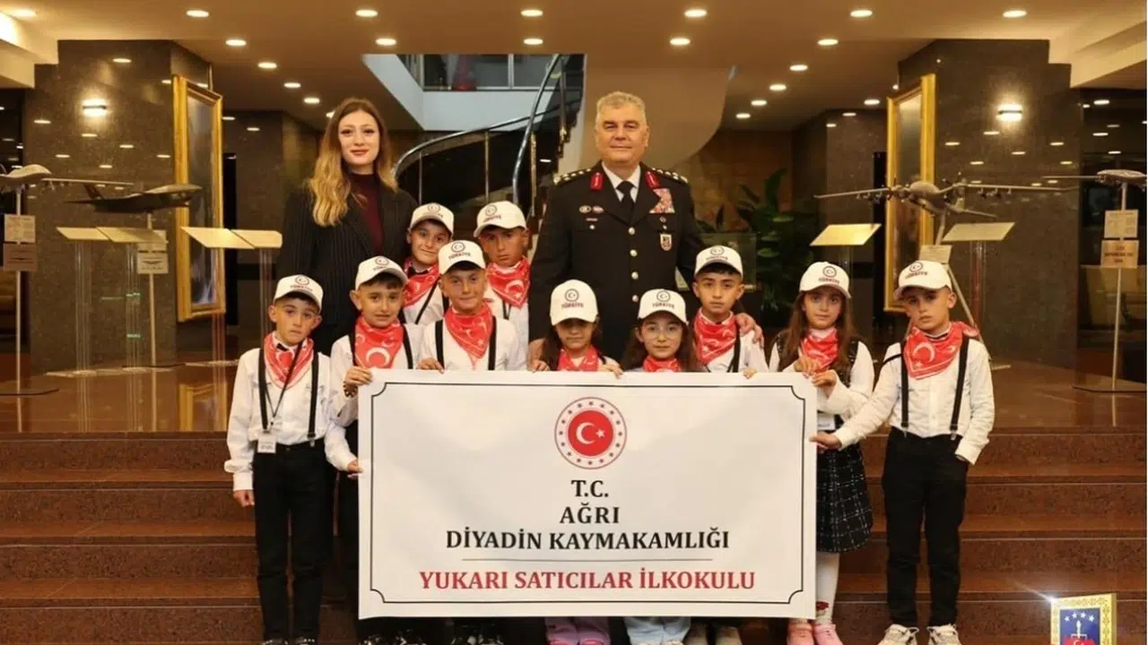 Ağrı'dan gelen minik misafirlere komutanlık koltuğu: 23 Nisan'da unutulmaz sürpriz