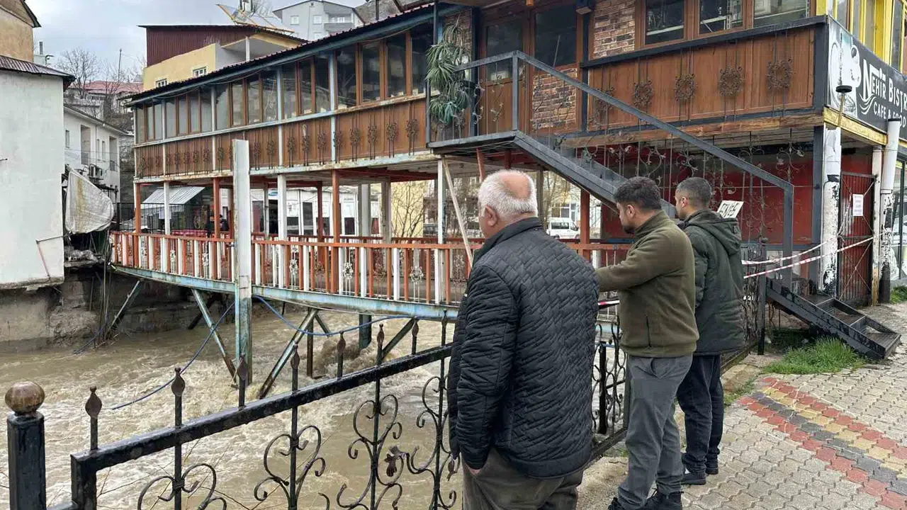 Van’da dere taşkını alarmı: Köprü ve kafe güvenlik gerekçesiyle mühürlendi