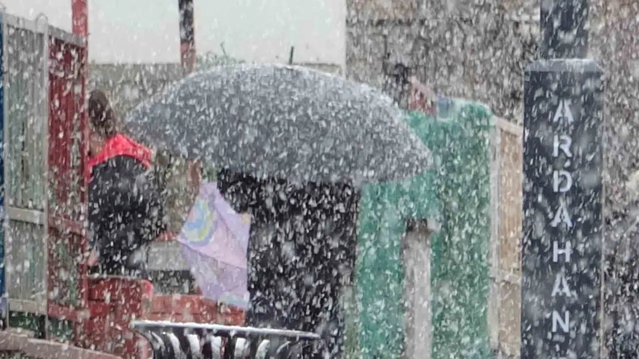 Nisan ayında kış sürprizi: Ardahan güne bembeyaz uyandı