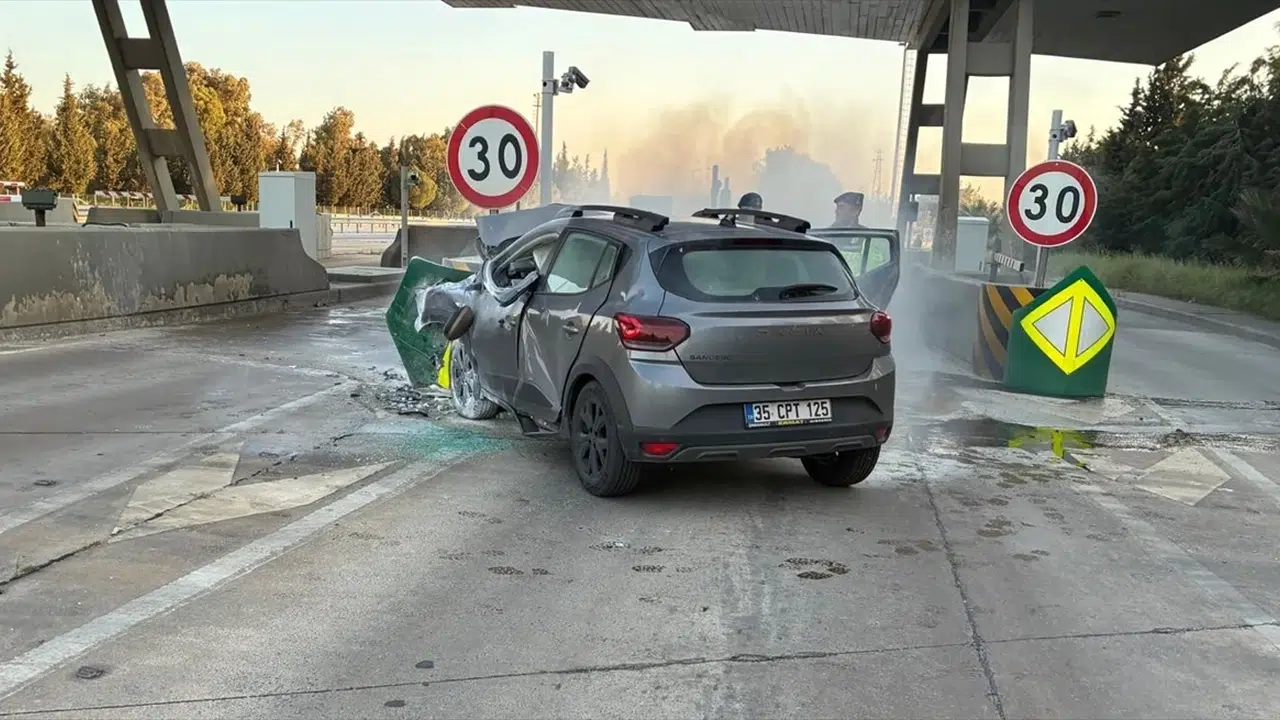 Genç doktorun son anları kamerada: Otoyol gişelerinde yaşanan feci kazanın görüntüleri ortaya çıktı