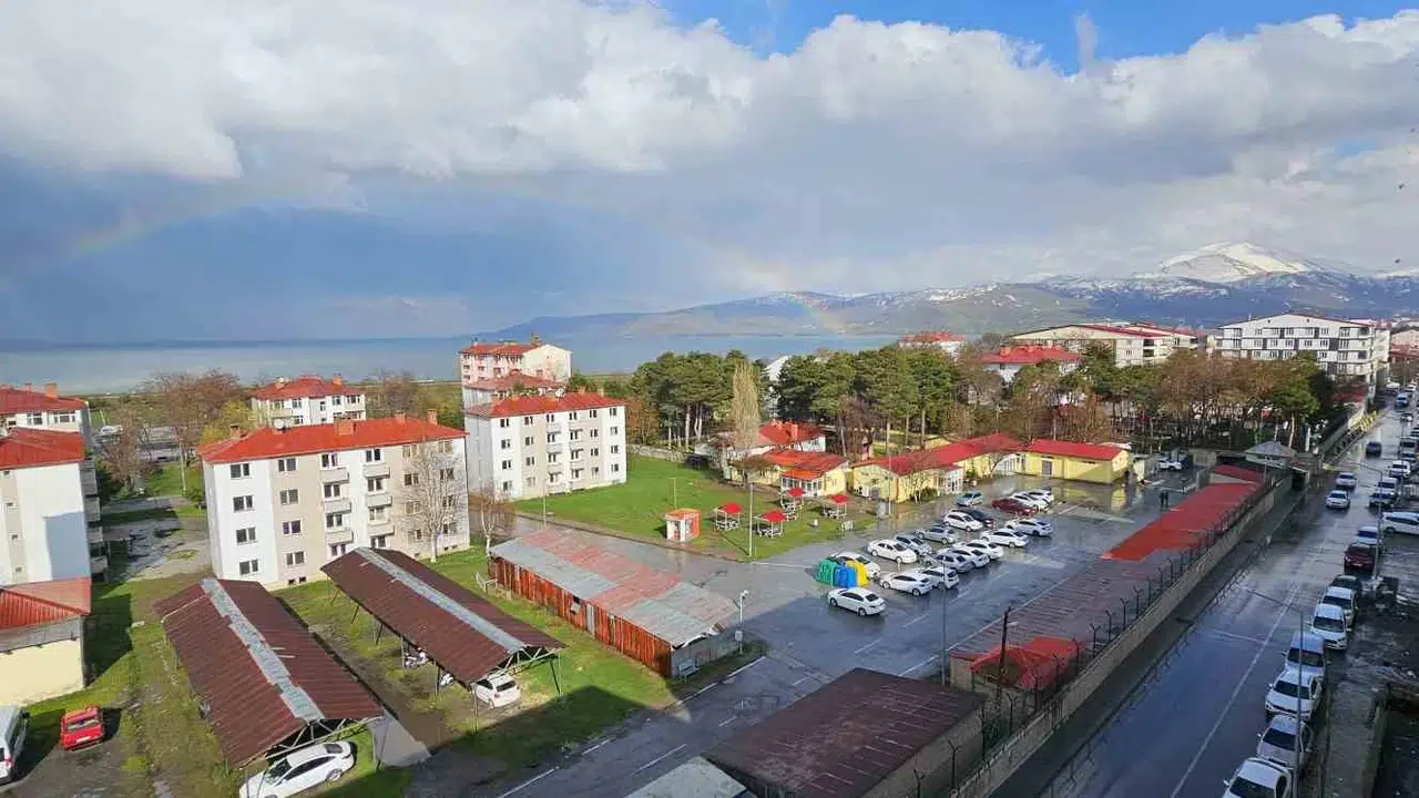 Tatvan semalarında kartpostallık manzara: Yağmur sonrası gökyüzü renk cümbüşüne büründü