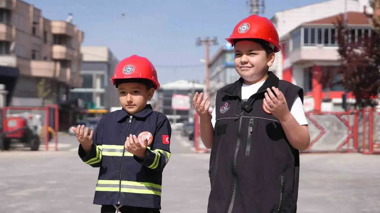 Siren sesine tutuldular, hayallerini 23 Nisan'da yaşadılar: Minik kahramanlar itfaiye istasyonunda