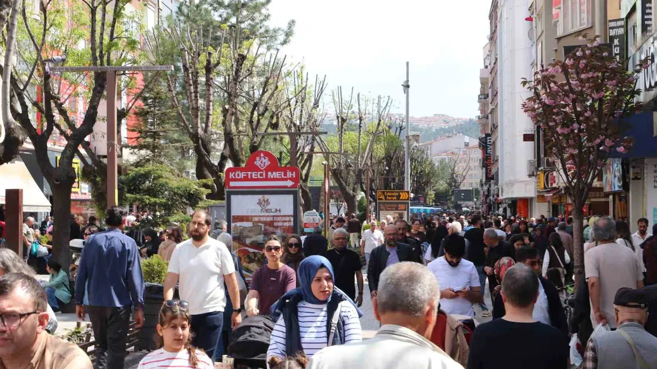 Eskişehir’e bahar erken geldi: Hamamyolu’nda adım atacak yer kalmadı
