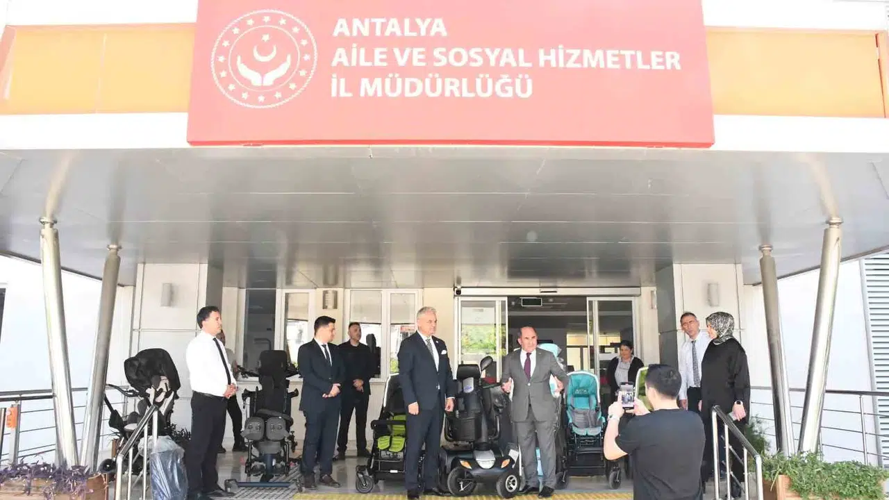 Antalya'da iyilik zinciri: İhtiyaç sahiplerinin yüzünü güldüren anlamlı bağış
