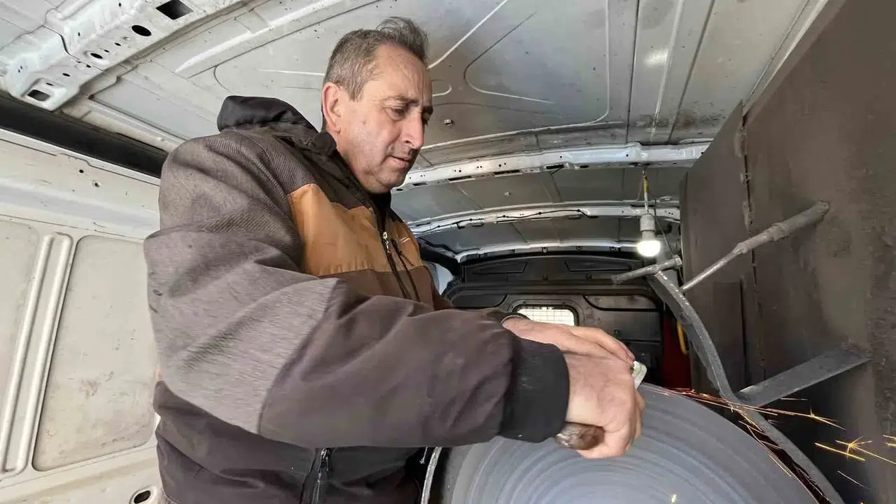 Tekerlekli atölyesiyle Trakya’yı karış karış geziyor: 35 yıldır ekmeğini çeliğe su vererek kazanıyor
