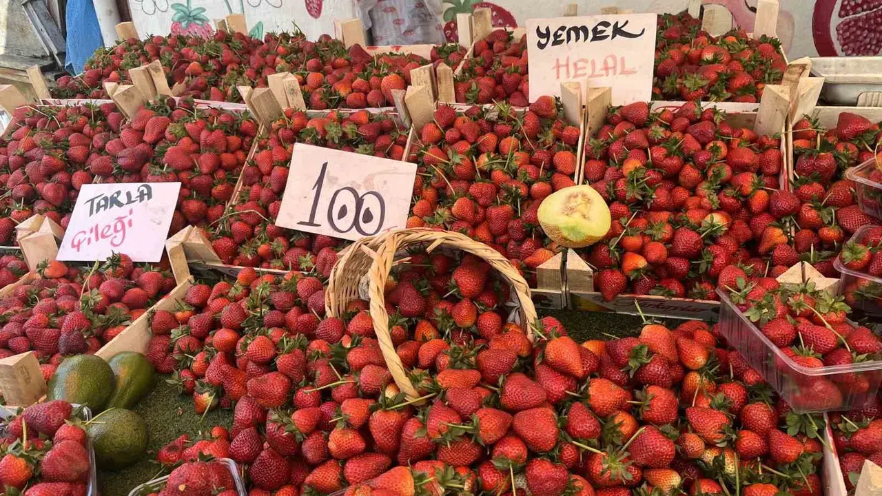 Mutfaklarda mevsim geçişi: Çağlanın saltanatı bitti, yaz meyveleri tezgahları ele geçirdi
