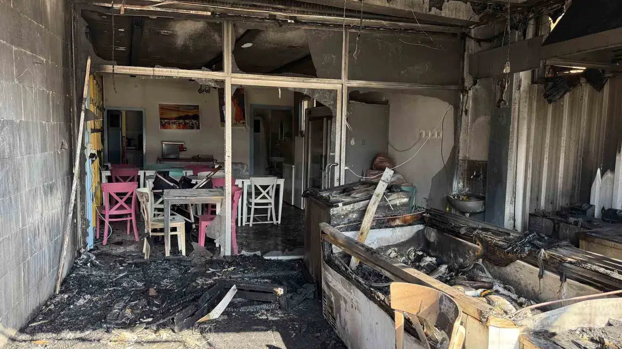 Serik'te gece yarısı kabusu: Alevler balıkçıyı küle çevirdi, komşu dükkana sıçradı