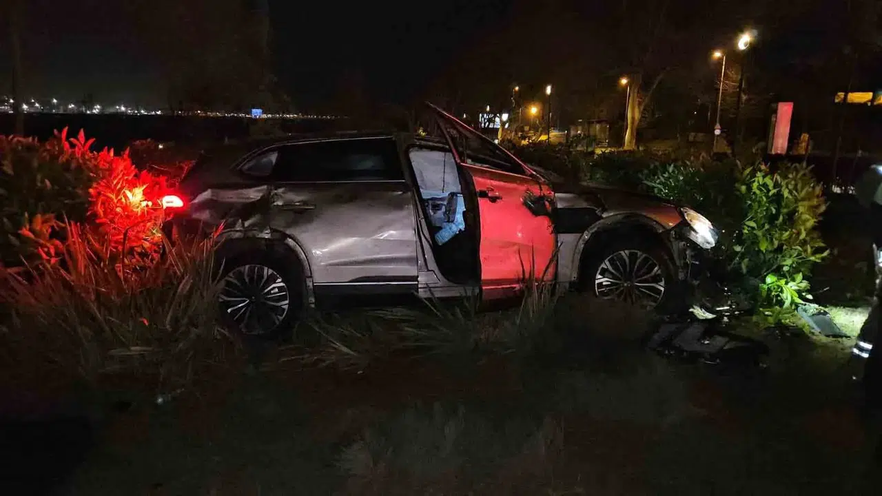 Sarayburnu’nda dehşet anları: Taklalar atan otomobil parka uçtu, mucize kurtuluş