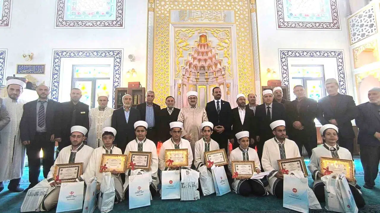 Erzurum’da hafızlık heyecanı: Sekiz genç öğrenci icazetlerini dualarla aldı