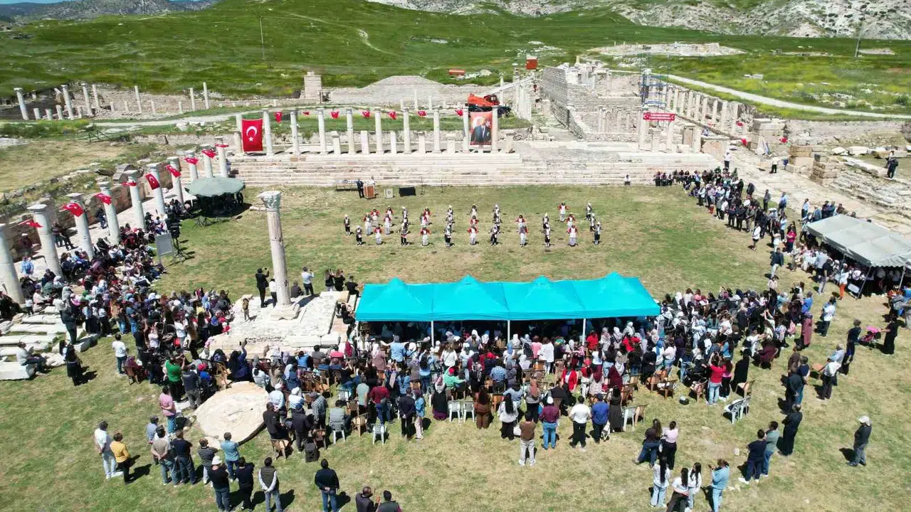 23 Nisan coşkusu tarihin kalbinde: Minikler antik kentin sütunları arasında bayram yaptı