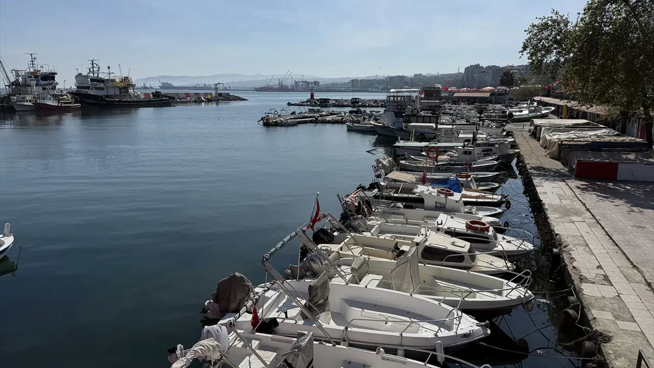 Büyük tekneler limana döndü ama deniz boş kalmadı: Sofraların taze balık umudu küçük tekneler oldu