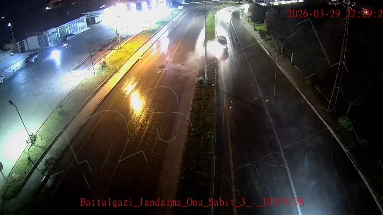 Malatya’da gece yarısı dehşeti: Kontrolden çıkan otomobil ortalığı birbirine kattı